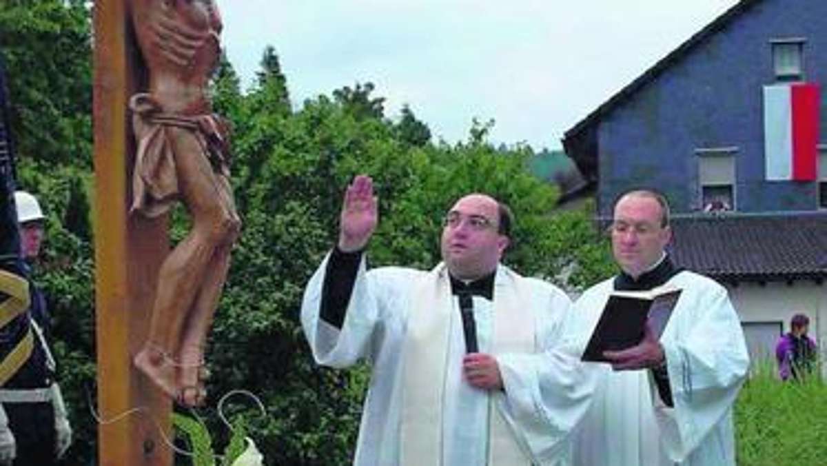 Kronach: Neupriester schenkt der Gemeinde ein Kreuz