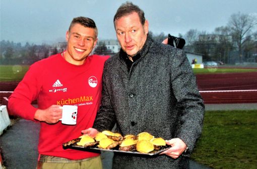 Christian Tremel weiß als Sportlicher Leiter des FC Coburg zu motivieren und zu belohnen: Hier  freut sich Torwart Luis Krempel (links). Foto: Hans Haberzettl