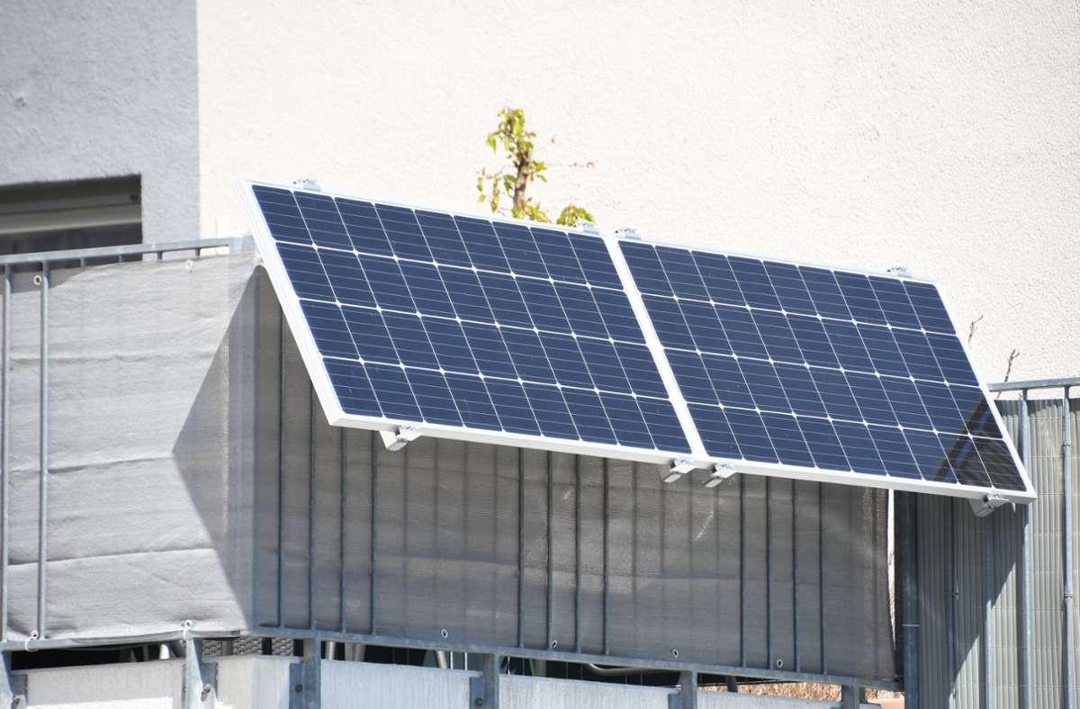 Eine kompakte Solaranlage hängt an einem Balkon – Symbolbild. Foto: /Jörg Sutter/dpa