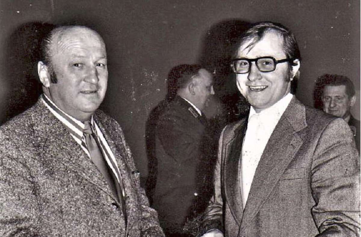 Stabwechsel im Landratsamt: Im Juli 1972 übernahm Heinz Köhler (rechts) das Amt von Edgar Emmert. Foto: Archiv / Gerd Fleischmann