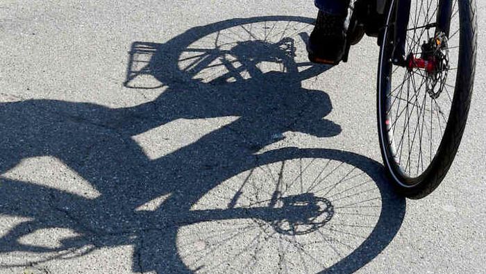 Unfall bei Isling: Mit E-Bike gegen Auto - Lichtenfelser verletzt
