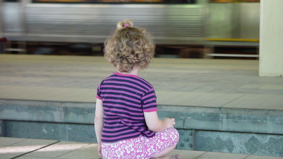 Aus der Region: Zug fährt mit Mutter ab: Dreijähriger allein auf dem Bahnsteig