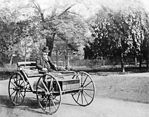 Andreas Flocken fährt er im Jahr 1888 mit seinem Elektro-Wagen durch den Coburger Hofgarten. Dieser war bereits mit einer Beleuchtung ausgestattet, die ebenfalls von der verkleideten Batterie auf der Vorderachse gespeist wurde. Quelle: Unbekannt