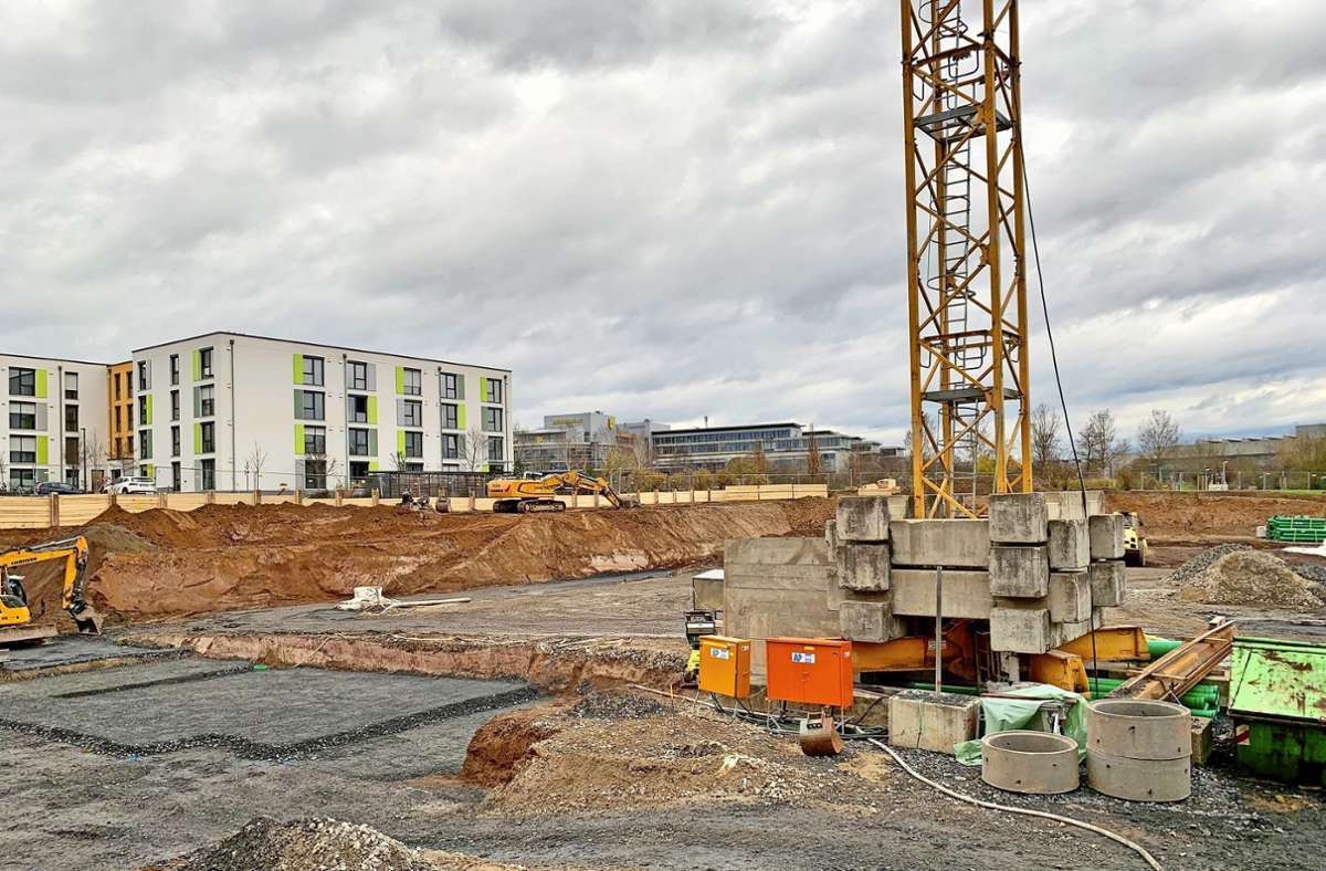 Bereits seit Dezember 2022 laufen am Max-Böhme-Ring umfangreiche Erdarbeiten. Hier wird ein Nahversorgungszentrum mit Wohnungen entstehen. Foto: Steffi Wolf