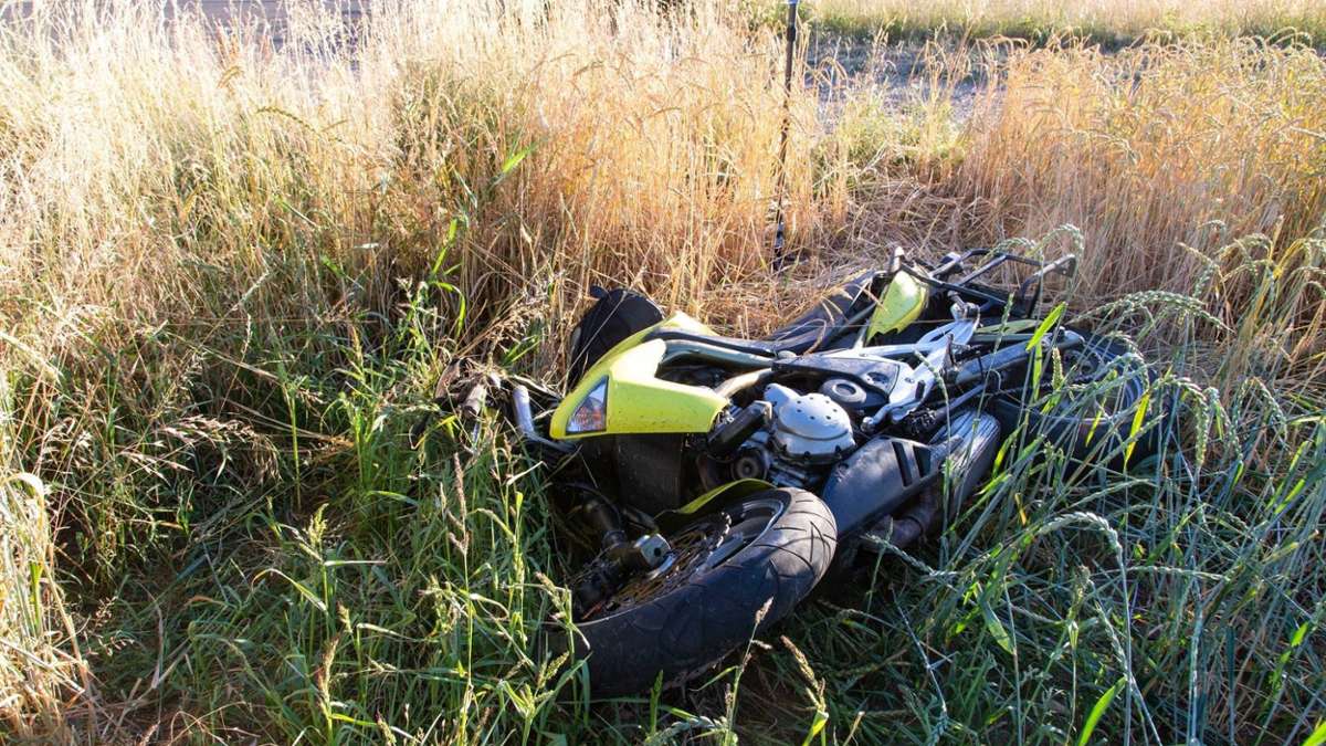 Aus der Region: Nach Überholaktion: Motorradfahrer stirbt