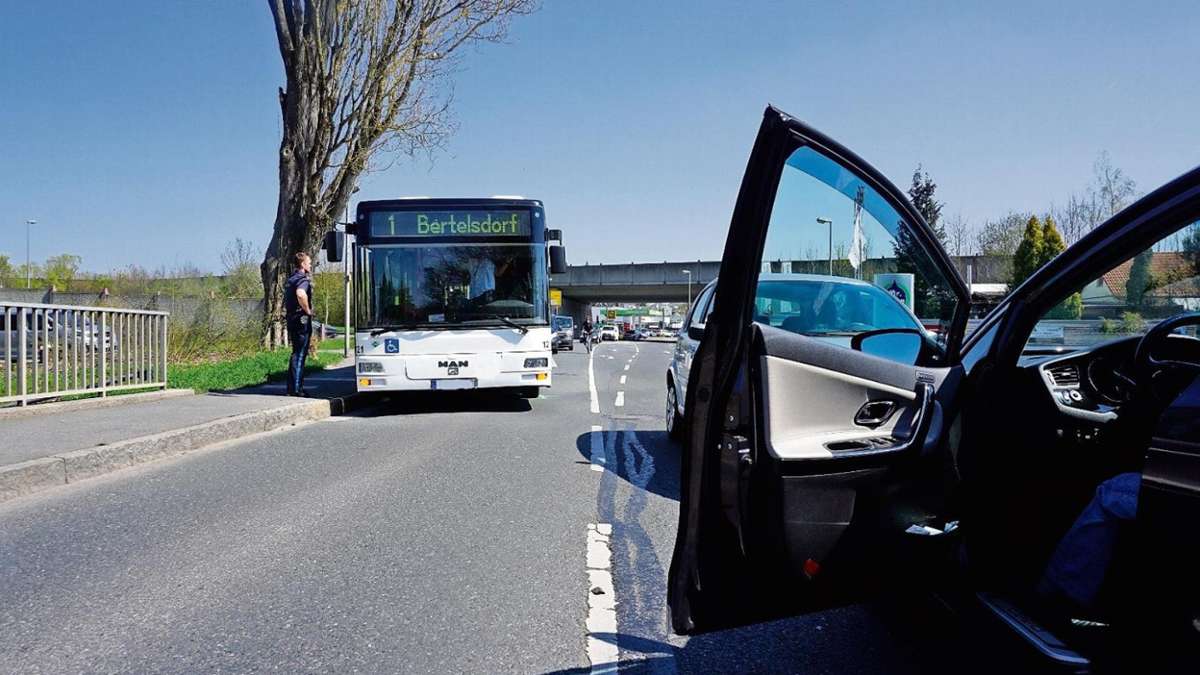 Coburg: Frau weicht Bus aus und kracht in Gegenverkehr