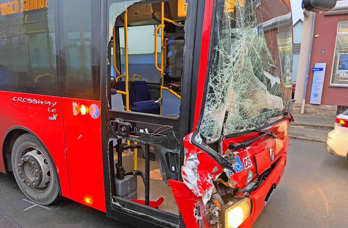 Der beschädigte Schulbus nach dem Unfall. Acht Personen waren um kurz nach 6.30 Uhr damit auf dem Weg zum Bahnhof, darunter auch fünf Schüler. Glücklicherweise wurde niemand verletzt.