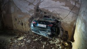 Auto durchbricht Hallenwand: Fahranfänger verwechselt Brems- und Gaspedal