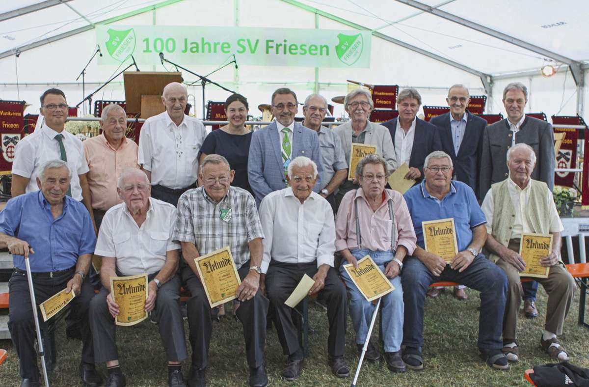 Diese Männer wurden für 50, 60, 65 und 75 Jahre Mitgliedschaft beim SV Friesen ausgezeichnet. Mit im Bild Vorsitzender Alexander Graf (hinten links), Schirmherrin Angela Hofmann (hinten, Vierte von links), Landrat Klaus Löffler (hinten rechts) und BLSV-Ehrenvorsitzender Karl H. Fick (daneben).