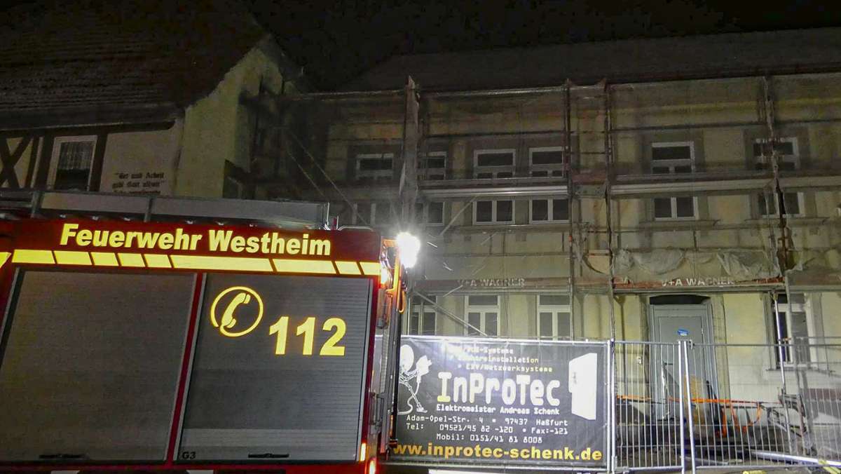 Westheim: Rauchschwaden steigen aus ehemaligem Gasthaus