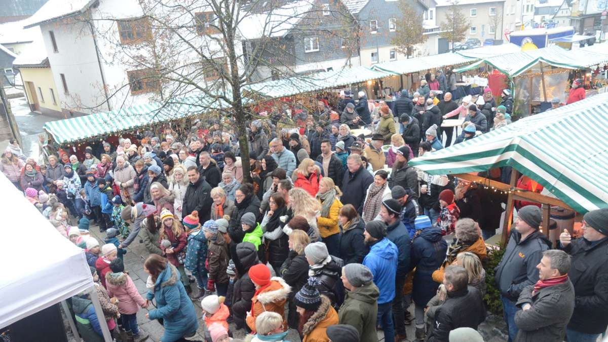 Markt lockt Besucher: Vorweihnachtliche Bescherung