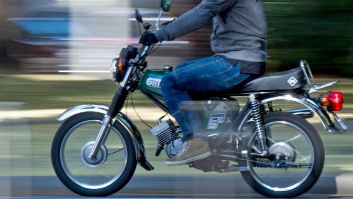 Coburg: Rödental: Moped kracht gegen Auto - Fahrer auf Straße geschleudert