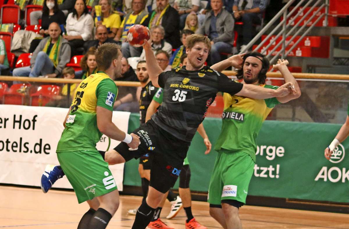 HSC-Spieler Jan Schäffer (Mitte) setzt sich gegen die Hagener Abwehr durch. Foto: Iris Bilek