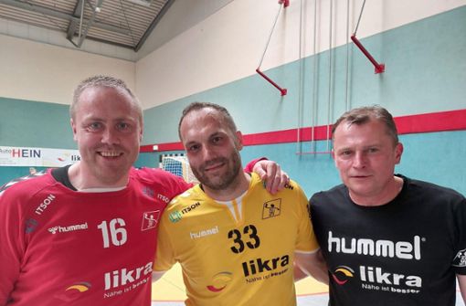 In guten Händen: Neuzugang Kamil Piskac (Mitte) wird von Torhüter Martinsen (links) und Trainer Konstantin  Zelenov in die Mitte genommen. Foto:  