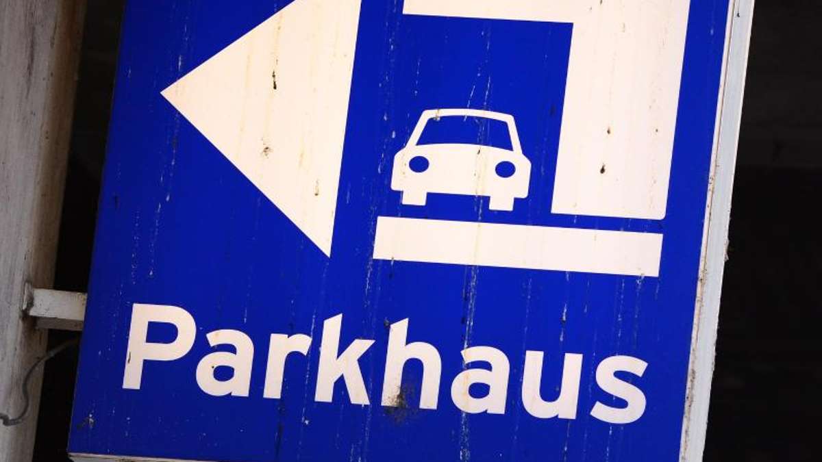 Kulmbach: Gas und Bremse verwechselt: Auto durchbricht Mauer