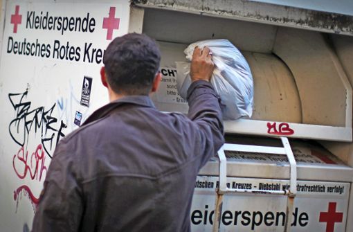 .Auch das Rote Kreuz hat  in Neustadt zahlreiche Altkleidercontainer aufgestellt. Foto: picture alliance / dpa