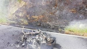 Moped fängt Feuer, Fahrer springt ab - Böschung brennt