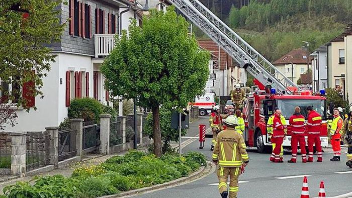 Wallenfels: Feuerwehr löscht Brand  in Reihenhaus