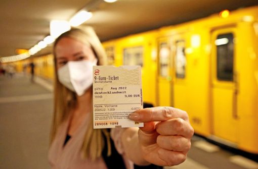 So sieht das 9-Euro-Ticket aus. Es soll Bürger entlasten und den ÖPNV attraktiv machen. Foto: picture alliance/dpa/Wolfgang Kumm