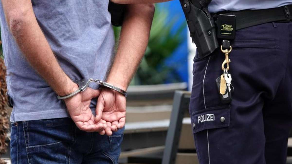 Coburg: Aggressiver Randalierer beißt Polizist