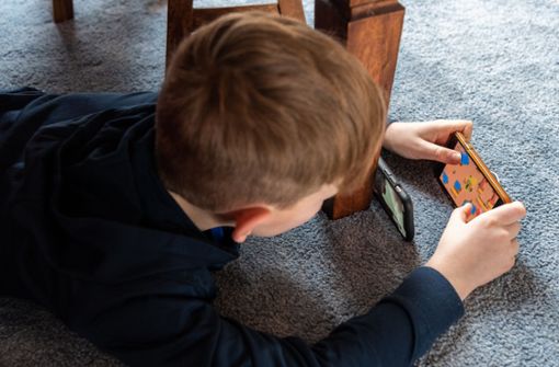Smartphonespiele sind besonders bei Kindern sehr beliebt und können wie Computerspiele süchtig machen. Foto: dpa/Robert Michael