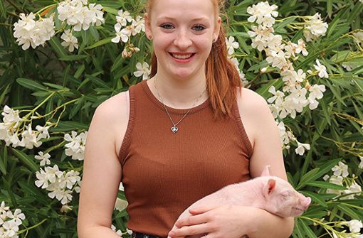 Johanna Weiß, in der Landwirtschaft aufgewachsen, liebt Tiere. Hier mit einem Ferkel, welchem sie den Namen „Fridolin“ gegeben hat. Foto: Helmut Will