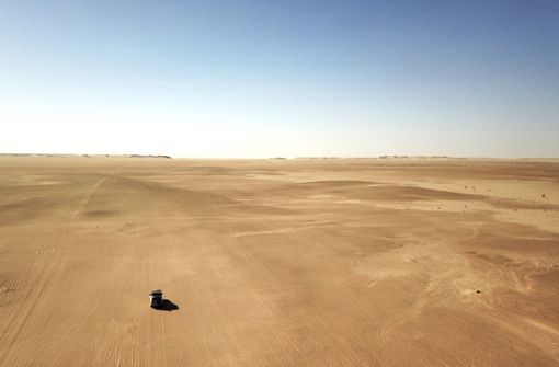 Ein Geländewagen fährt durch die mauretanische Wüste – innerhalb von  fünf Jahren soll nördlich der Hauptstadt Nouakchott ein Mega-Wasserstoff-Werk entstehen. Foto: imago images/Westend61