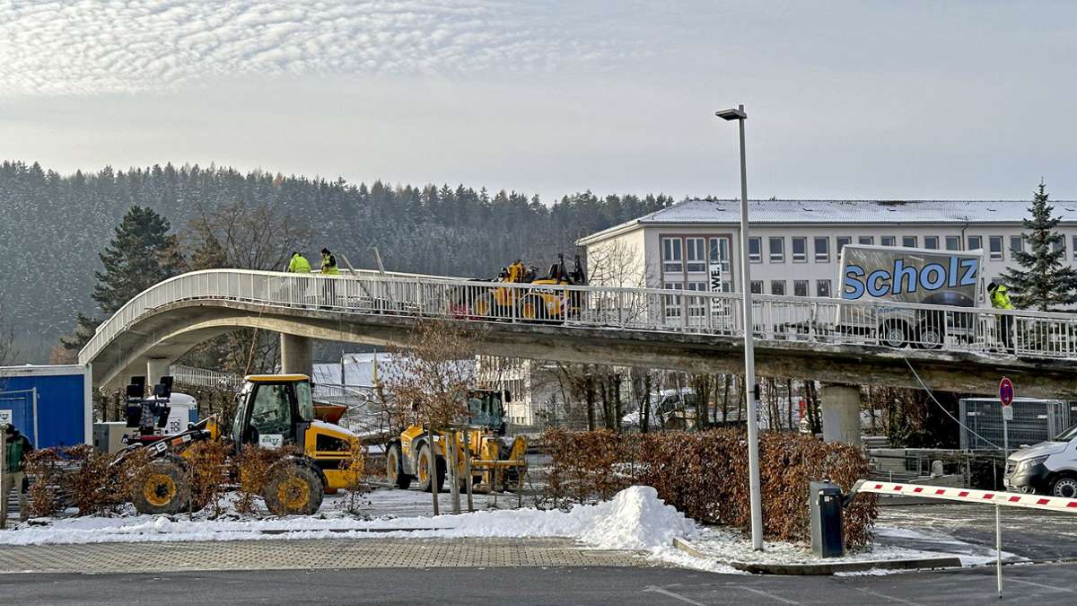 Noch steht die Brücke – allerspätestens am Mittwoch soll auch von außen erkennbar sein, dass ihre Tage gezählt sind. Am Montagvormittag sind die Arbeiten bereits in vollem Gange: Die Opta-Brücke wird für ihren Abriss vorbereitet.