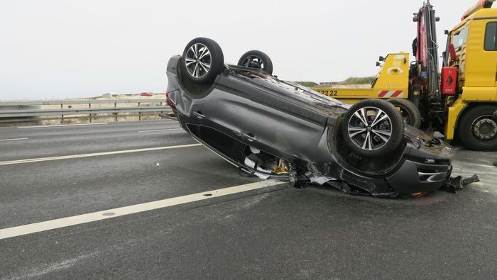 Rote Ampel überfahren: SUV überschlägt sich nach Crash