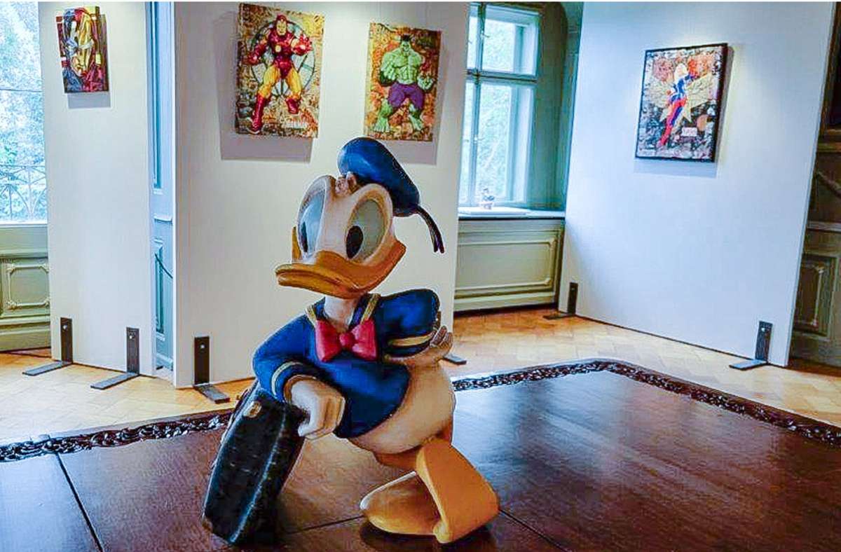 „Schlossherr“ Donald Duck und seine „Helden“ freuen sich auf die Besucher in Hohenstein