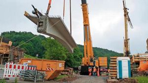 75 Tonnen Brücke am Stahlseil