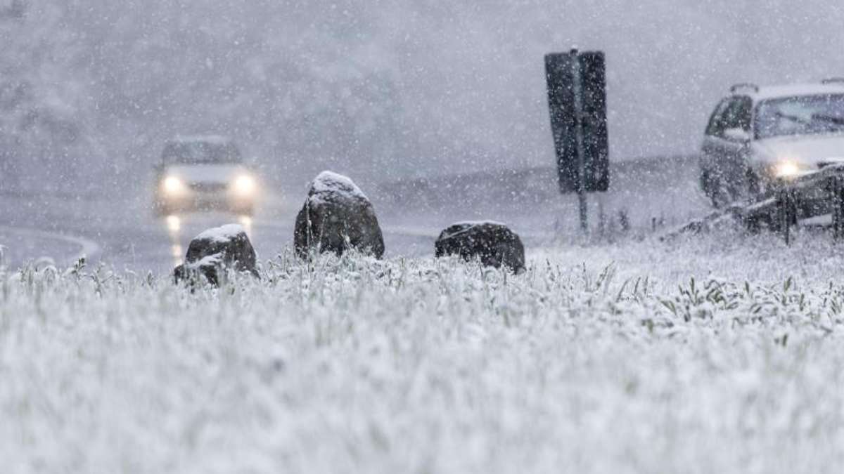 Länderspiegel: Schnee: Motorradfahrer stürzt auf der Autobahn
