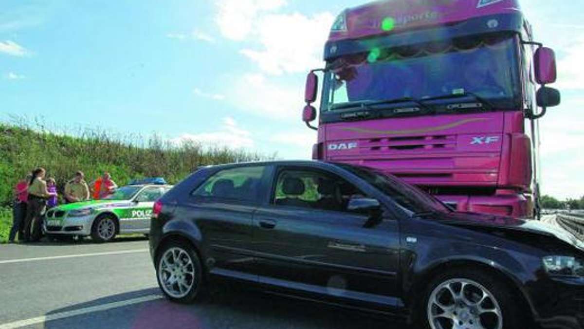 Kronach: Sattelschlepper schleift Auto 150 Meter mit