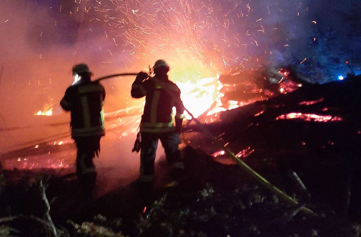 Zahlreiche Feuerwehren aus dem Landkreis Kronach wurden am Donnerstagmorgen kurz nach 3 Uhr zu einem brennenden Holzstapel in die Nähe von Friedersdorf gerufen.