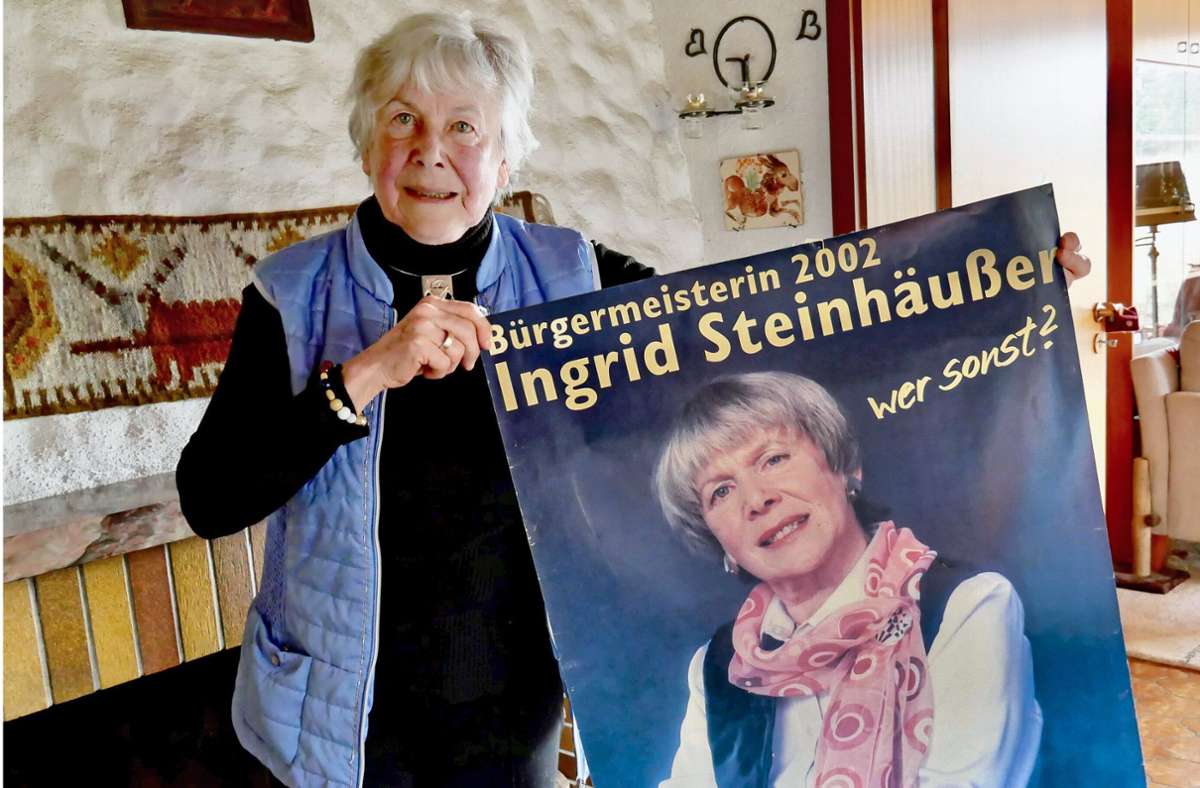 Ingrid Steinhäußer mit dem Plakat, mit dem sie 2002 im Kommunalwahlkampf angetreten ist. Es hängt noch heute in ihrem Büro.