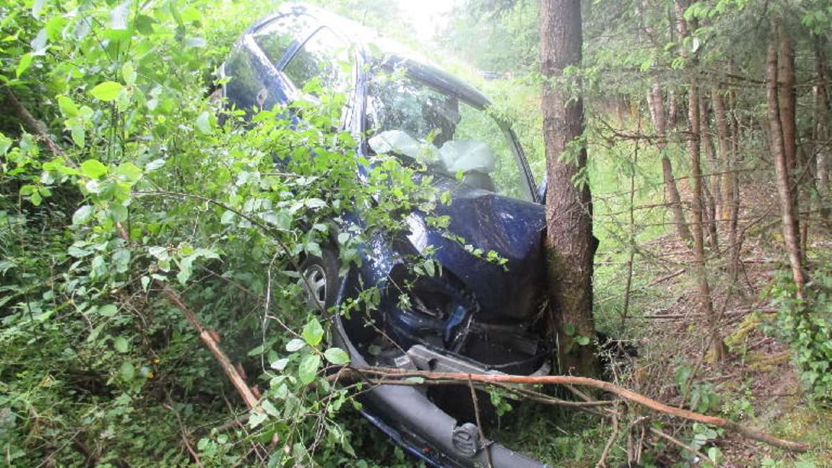 Coburg: Schwerer Unfall: Autofahrt endet am Baum