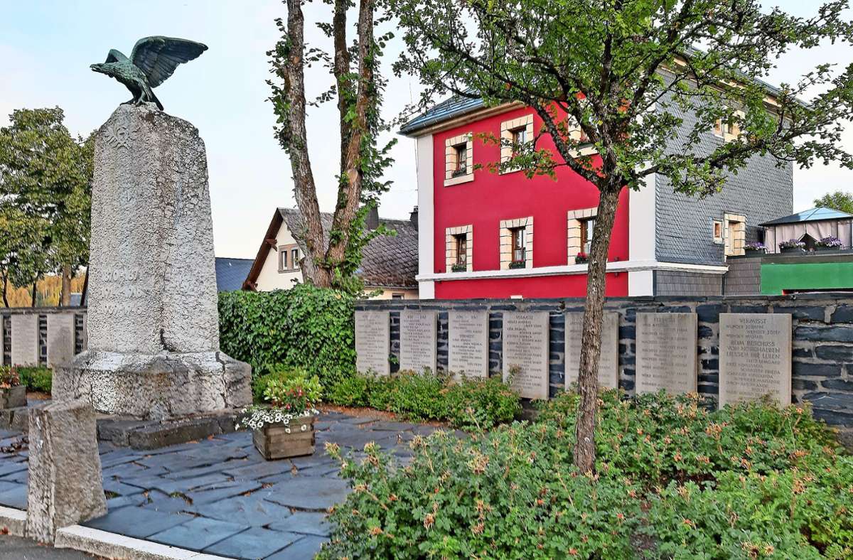 Am Nordhalbener Kriegerdenkmal wird eine Gedenktafel für den von den Nazis kurz vor Kriegsende erschossenen Soldaten Willibald Frischmann angebracht. Foto: Susanne Deuerling