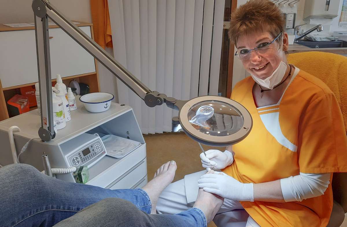 Patienten mit Fußproblemen sind auf Podologen wie Anja Böhmer  angewiesen. Foto: Christiane Schult