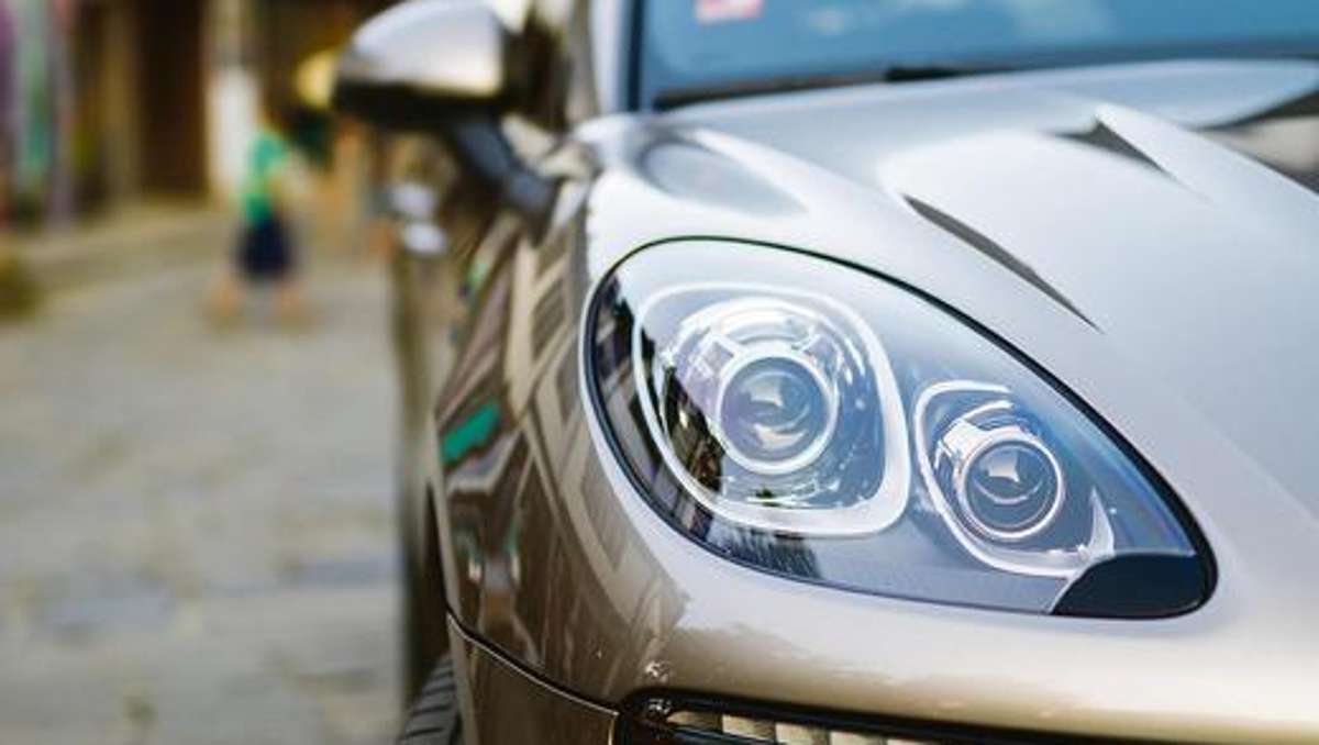 Länderspiegel: Dieb hebelt Porsche vor Supermarkt auf