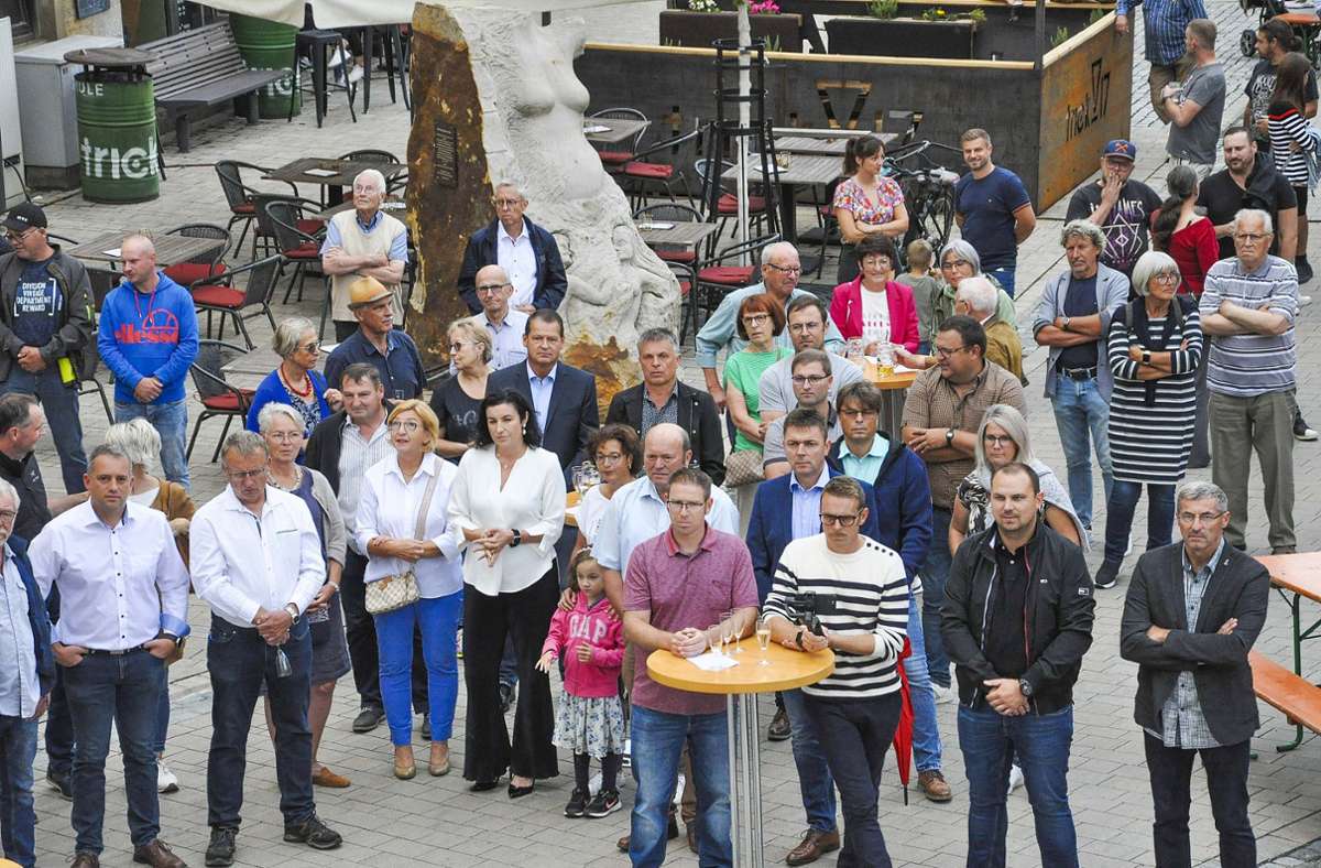 Stadträte und Polit-Prominenz feierten am vergangenen Freitag in Hofheim gemeinsam die erfolgreiche Sanierung der Innenstadt vor der Skulptur „Mutter der Stadt“. Foto: Martin Schweiger