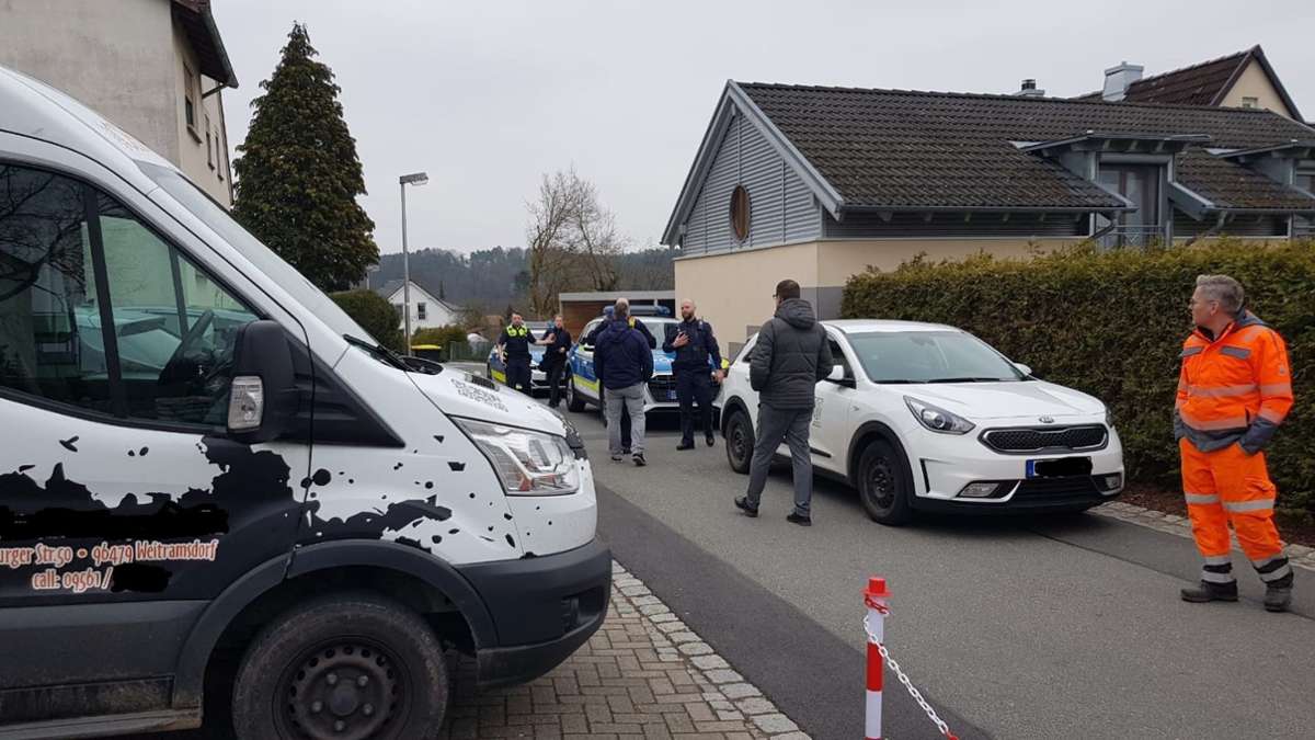 Polizeieinsatz in Weitramsdorf: Ein Anwohner blockiert die Schulstraße