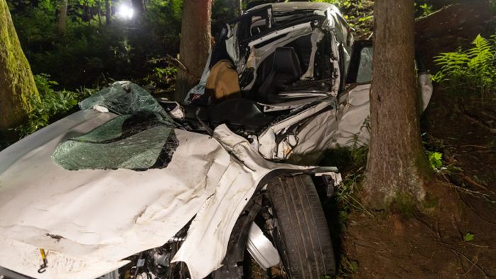 Auto stürzt 30 Meter in die Tiefe : Unfall-Drama nach Abiturfeier in Oberhof