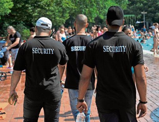 Mittlerweile ein gängiges Bild bei größeren Veranstaltungen: Sicherheitskräfte wachen über die feiernden Menschen. Symbolfoto. Foto: Archiv