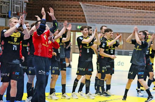 Die Handballer des HSC 2000 Coburg bedanken sich bei ihren Fans für  die Unterstützung im Frankenderby in Würzburg. Foto: Iris Bilek/Neue PresseDie Handballer des HSC 2000 Coburg Foto:  