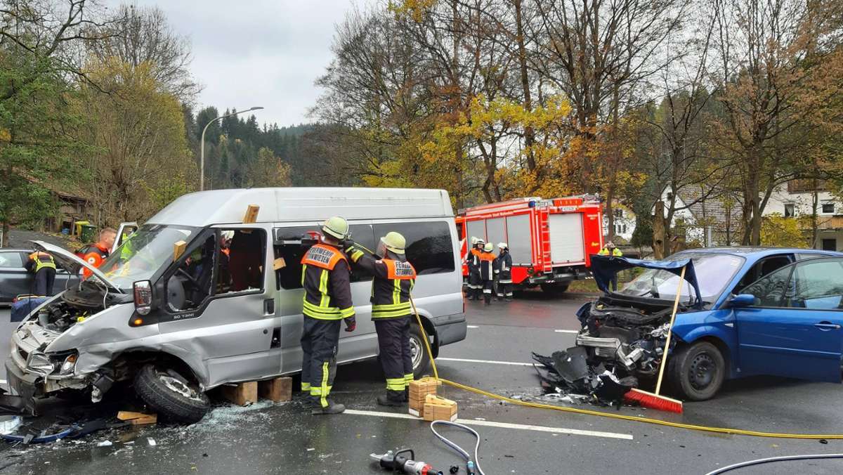 Kronach: Schwerer Unfall in Steinwiesen: Fahrerin im Auto eingeklemmt