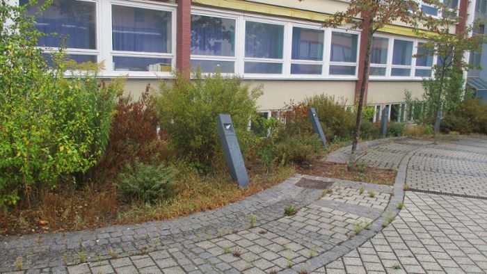 Unbekannte demolieren Lampen und Fahrradständer an Realschule