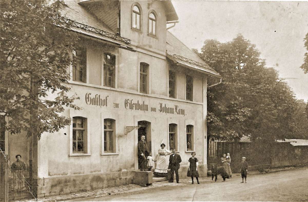 Erheblich profitierte der Stockheimer „Gasthof zur Eisenbahn“ von der Nebenstrecke nach Burggrub. Die Aufnahme entstand 1915.