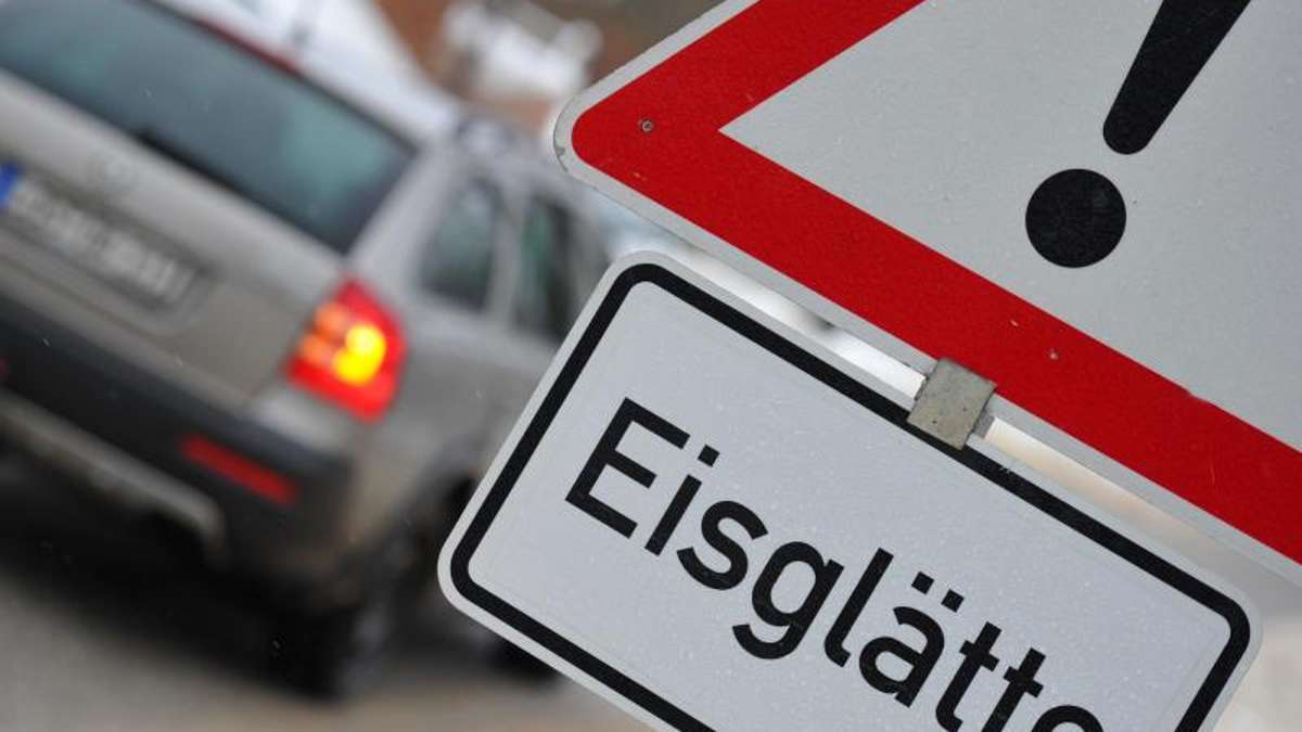 Kronach: Erster Glätteunfall: Auto überschlägt sich - Frau schwer verletzt
