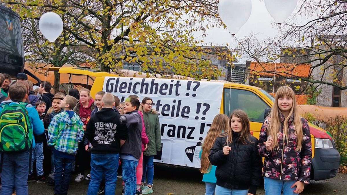 Kronach: Weiße Luftballons gegen das Vergessen