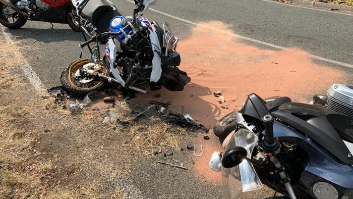 Motorräder stoßen frontal zusammen: Drei Personen schwer verletzt